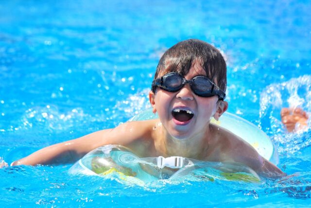 プール　子供　男の子