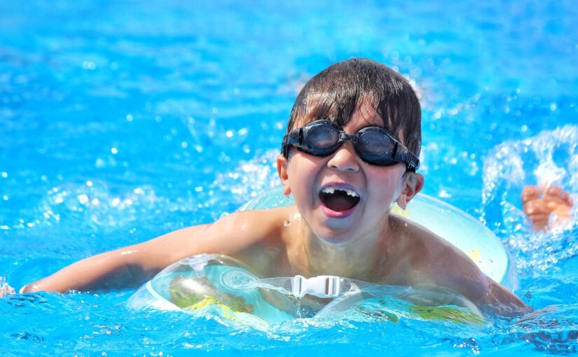 プール　子供　男の子