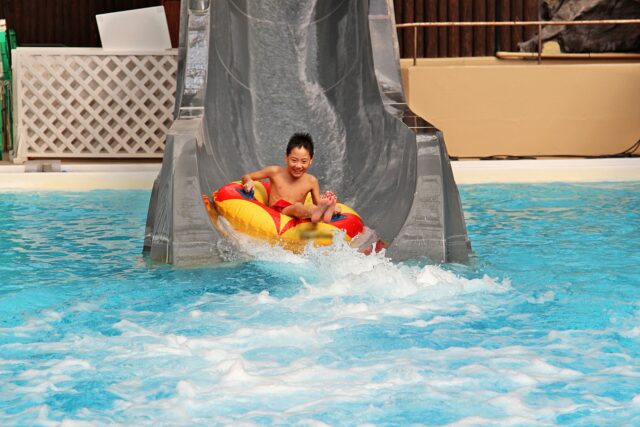 ウォータースライダー　男の子