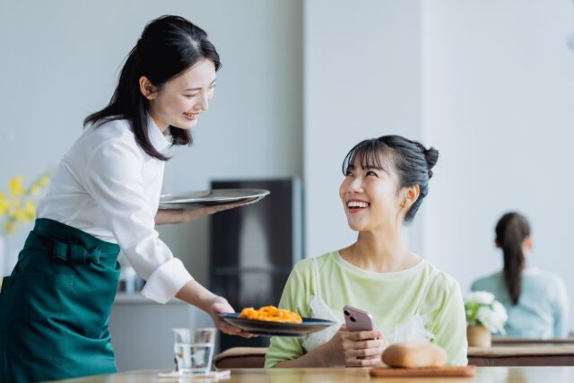 レストラン　カフェ　店員