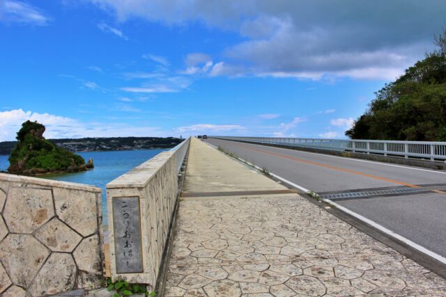 沖縄のドライブコース、古宇利大橋の入り口から望む青い海と空。