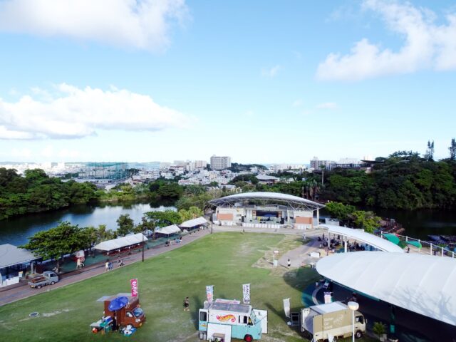 沖縄こどもの国にある多目的広場とキッチンカー