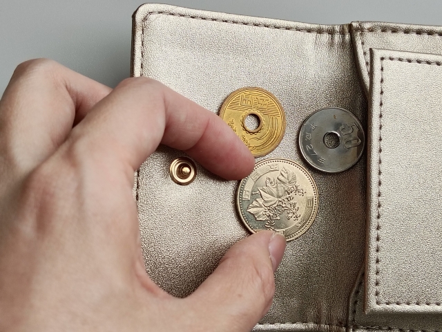 現金　支払い　持ち物