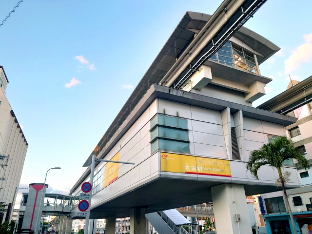 国際通り近くに位置するゆいレール「牧志駅」の駅舎