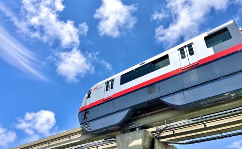 青空を背景に走るゆいレール