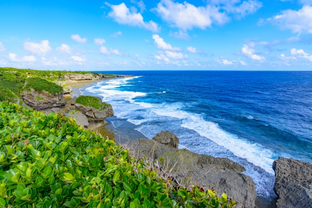 沖縄の荒々しくも美しい断崖絶壁の海岸線と白い波しぶきが立つ青い海