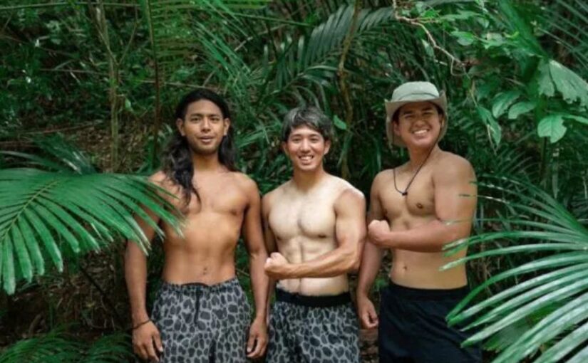 キジーの冒険風景。熱帯の森で上半身裸になりポーズをとる男性3人