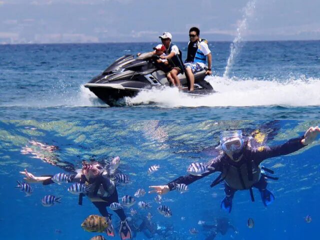 青い海でジェットスキーを楽しむ親子と、水中で魚に囲まれてシュノーケリングをする人たちの合成写真。