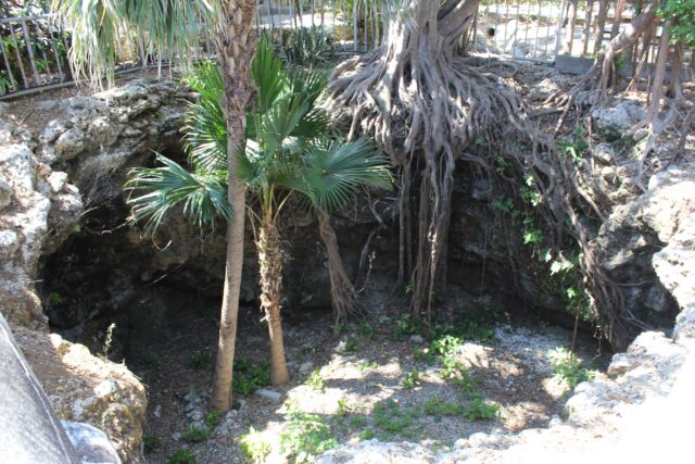 ひめゆりの塔　壕跡