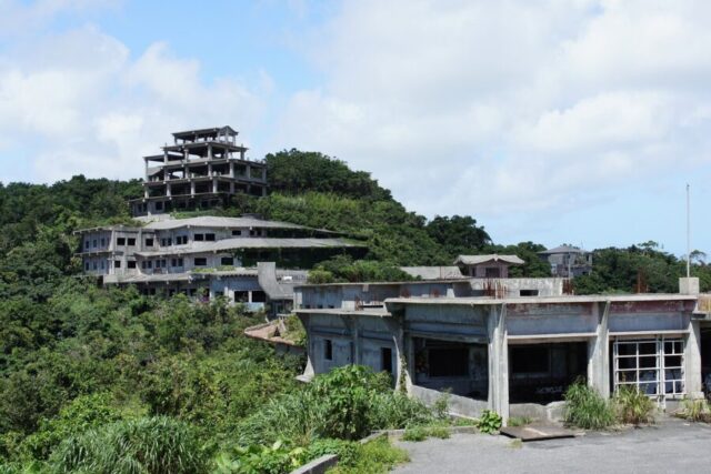 沖縄　廃墟　ホテル