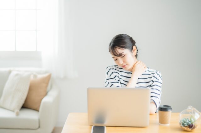 肩こり　女性