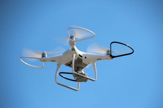 ドローン撮影 ドローンが青空の中飛行する様子