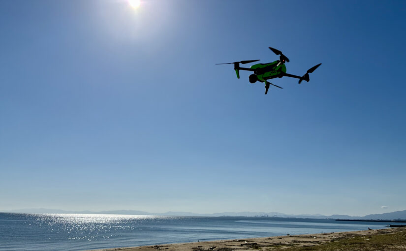 ドローン撮影　ドローンが青空の中飛行する様子