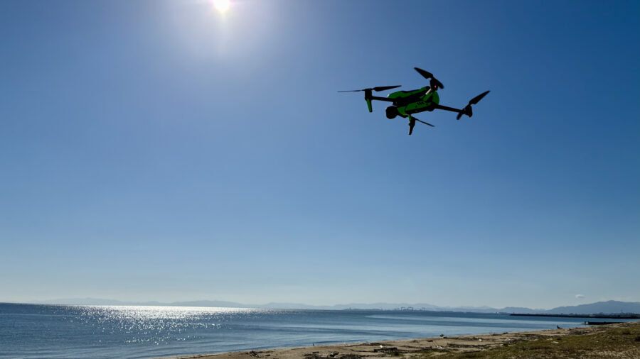 ドローン撮影　ドローンが青空の中飛行する様子