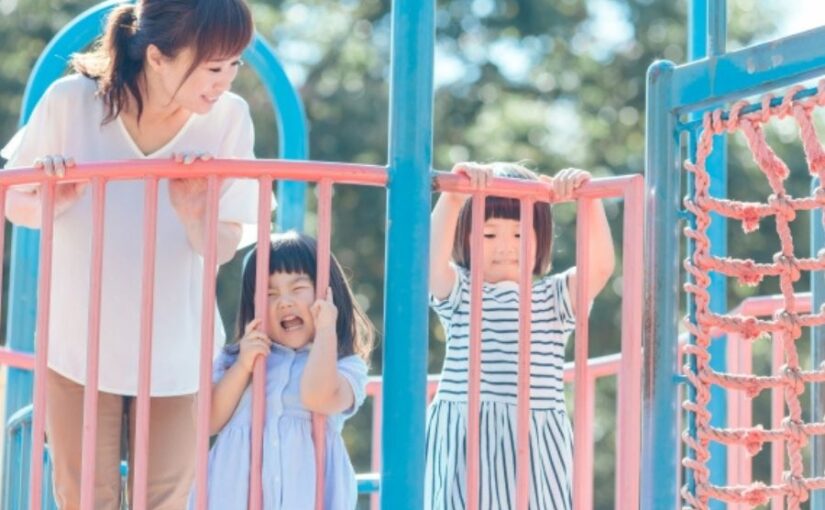 うるま市　公園　遊具　子供　母親