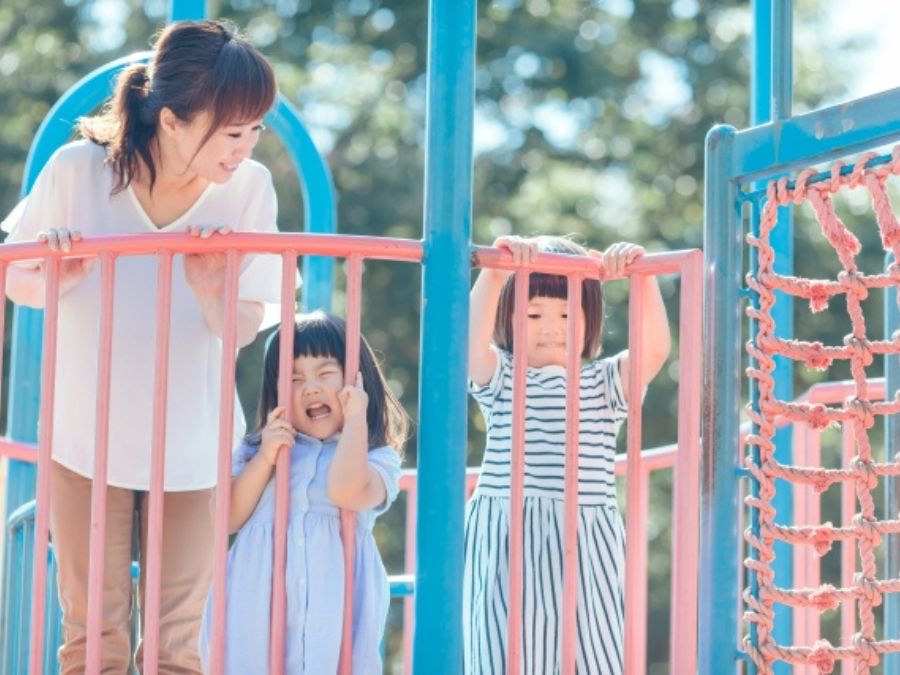 うるま市　公園　遊具　子供　母親