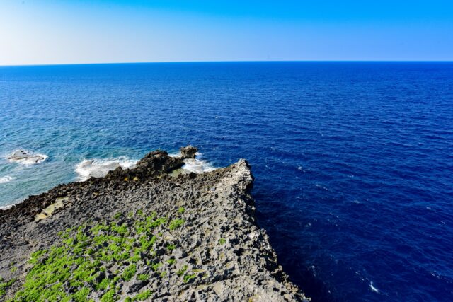 冬の残波岬から眺める東シナ海