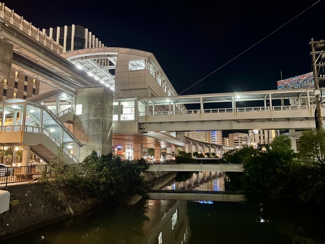 ゆいレール旭橋駅舎と久茂地川